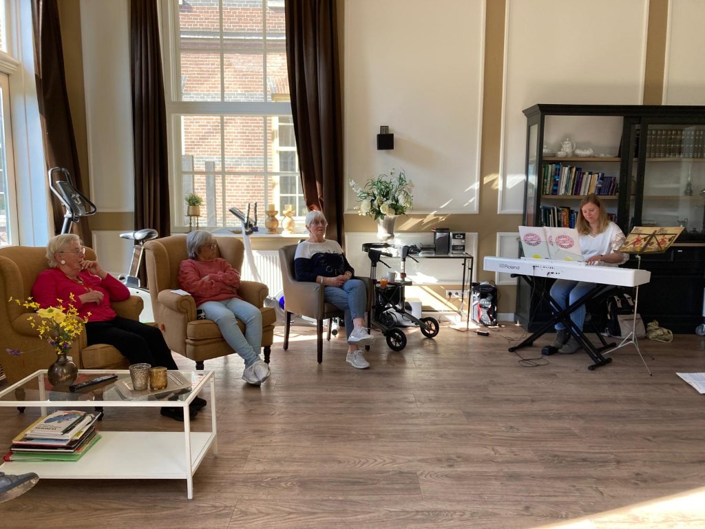 Muzikale activiteit bij zorgvilla De Koornmarkt in Kampen