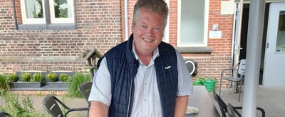 Jos Mulleneers bakt hamburgers bij Villa Dalia