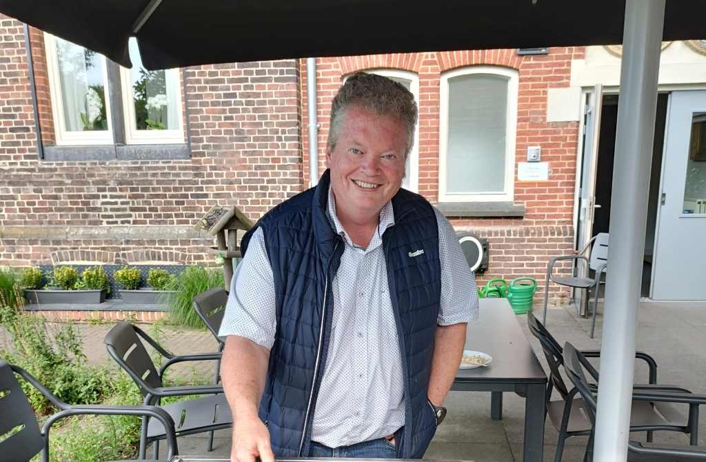 Jos Mulleneers bakt hamburgers bij Villa Dalia