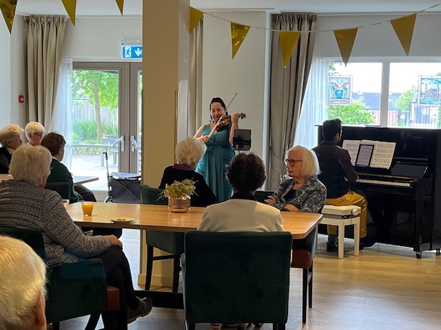 Muzikale activiteit bij zorgvilla Villa Dalia