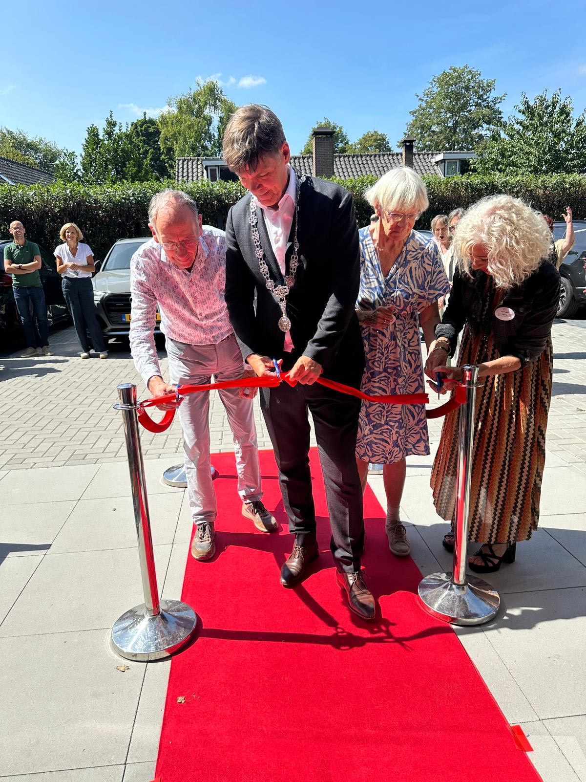 Burgemeester Paul Depla knipt lint door bij Villa Nassau in Breda