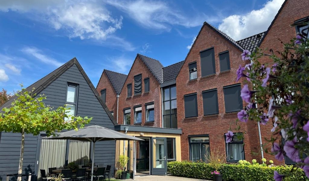 Tuin van zorgvilla De Dennengaarde in Hengelo