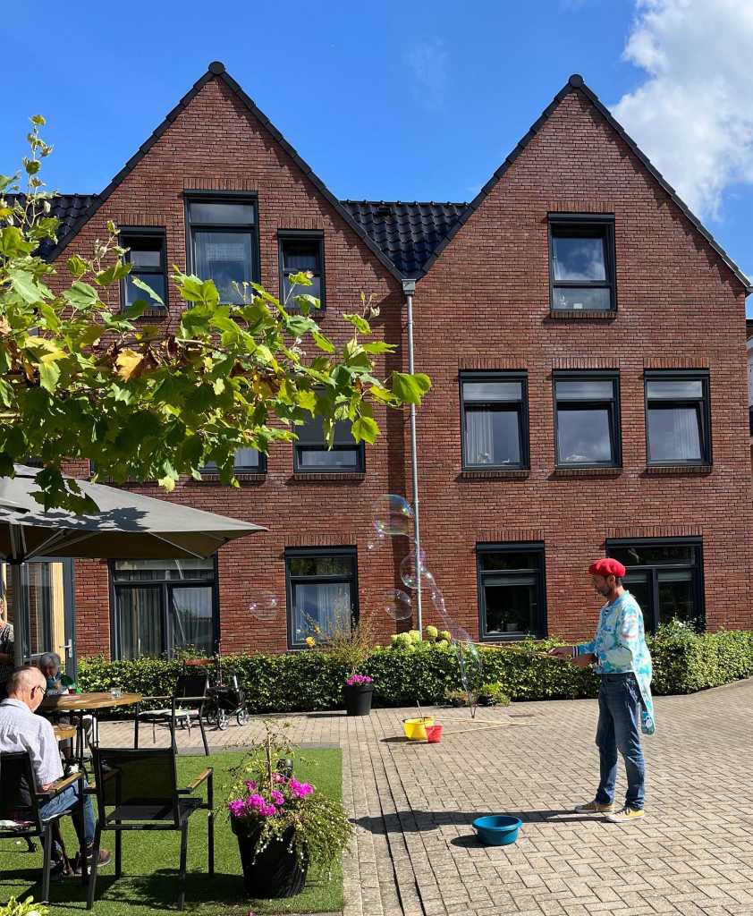 Tuin van zorgvilla De Dennengaarde in Hengelo