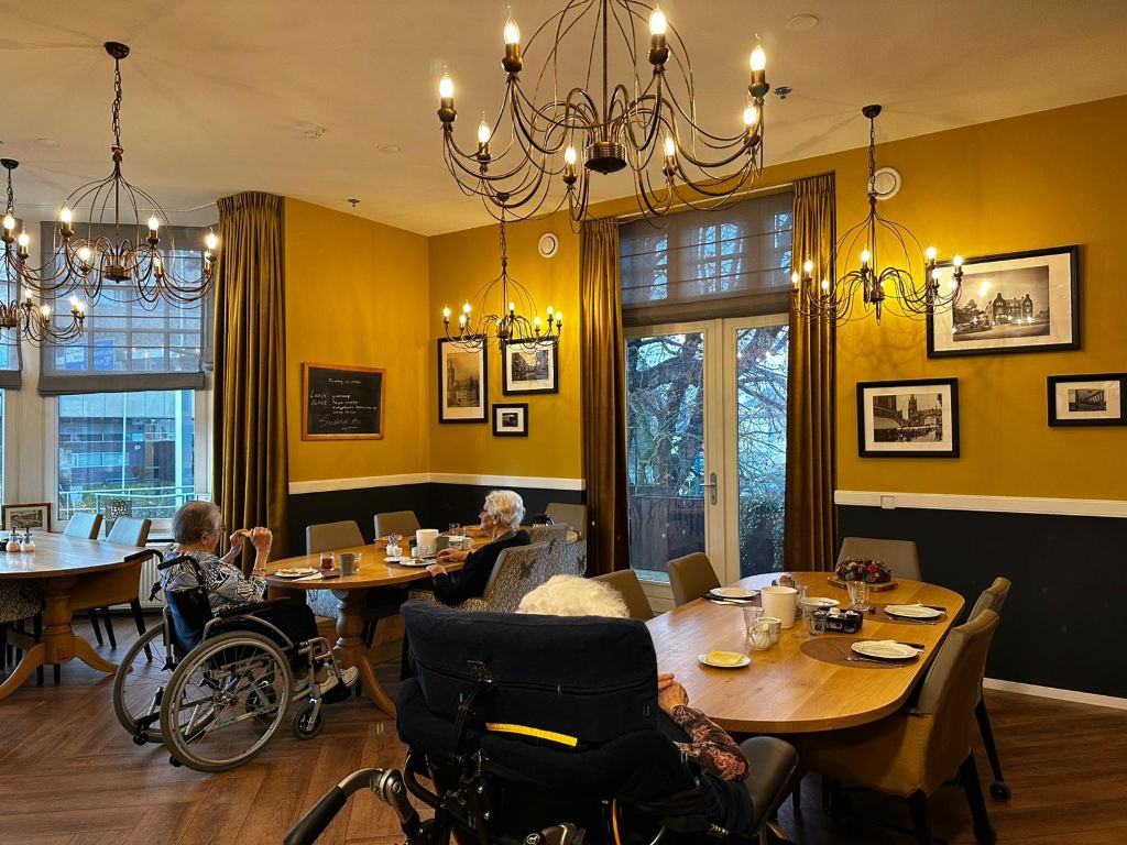 Woonkamer van zorgvilla Villa Casimir in hartje Roermond