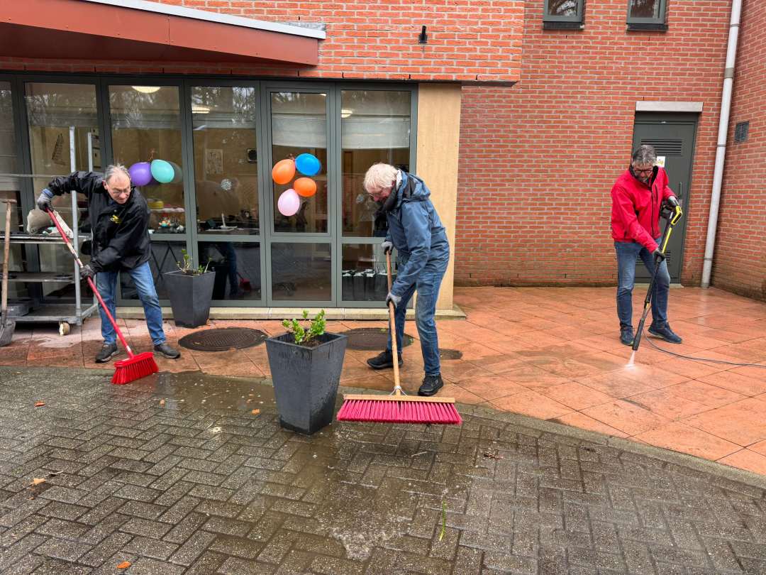 Bewoners, medewerkers en vrijwilligers zetten zich in voor NLdoet bij verzorgingshuis van Korian
