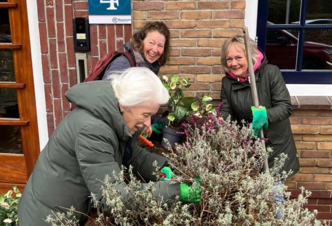 Bewoners, medewerkers en vrijwilligers zetten zich in voor NLdoet bij verzorgingshuis van Korian
