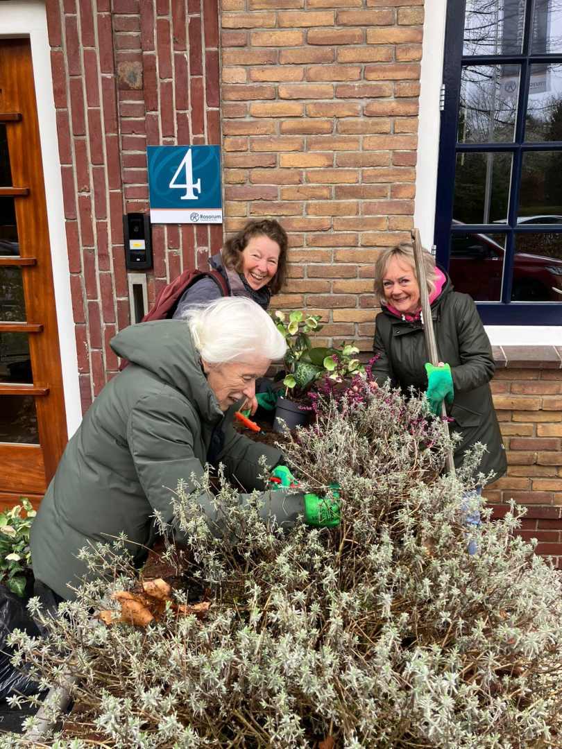 Bewoners, medewerkers en vrijwilligers zetten zich in voor NLdoet bij verzorgingshuis van Korian