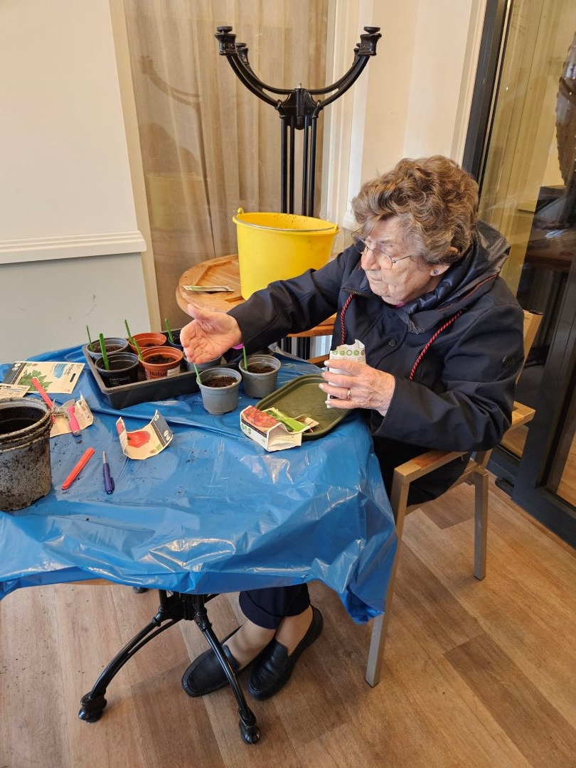 Bewoners, medewerkers en vrijwilligers zetten zich in voor NLdoet bij verzorgingshuis van Korian